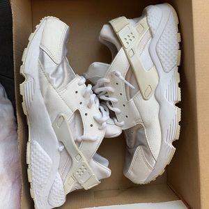 Women’s White Nike Huaraches (Size 10)